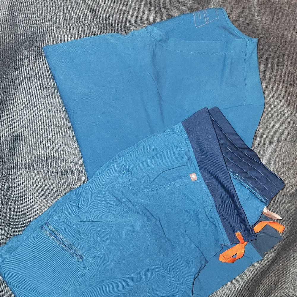 Alps Blue Figs Scrub Set
